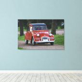 微笑む女性と古い赤いシトロエン2CV キャンバスプリント (インサイチュ (ウッドフロア))