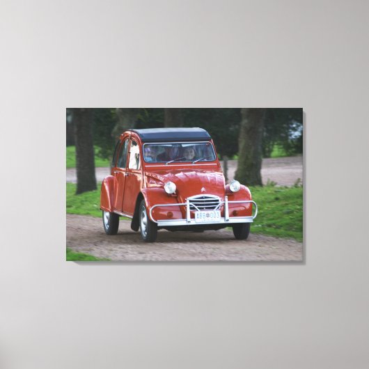 微笑む女性と古い赤いシトロエン2CV キャンバスプリント (正面)