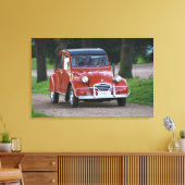 微笑む女性と古い赤いシトロエン2CV キャンバスプリント (インサイチュ (リビング))