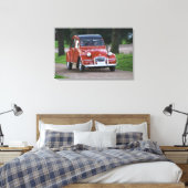 微笑む女性と古い赤いシトロエン2CV キャンバスプリント (インサイチュ (寝室))