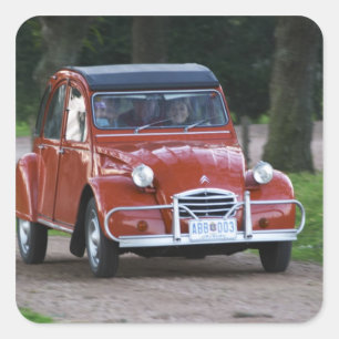 微笑む女性と古い赤いシトロエン2CV スクエアシール