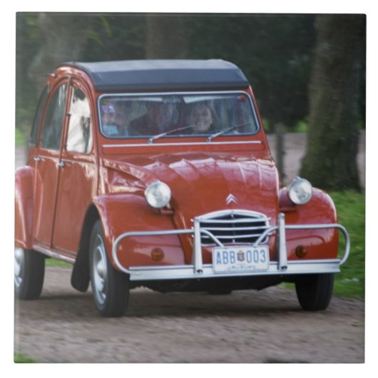 微笑む女性と古い赤いシトロエン2CV タイル (正面)