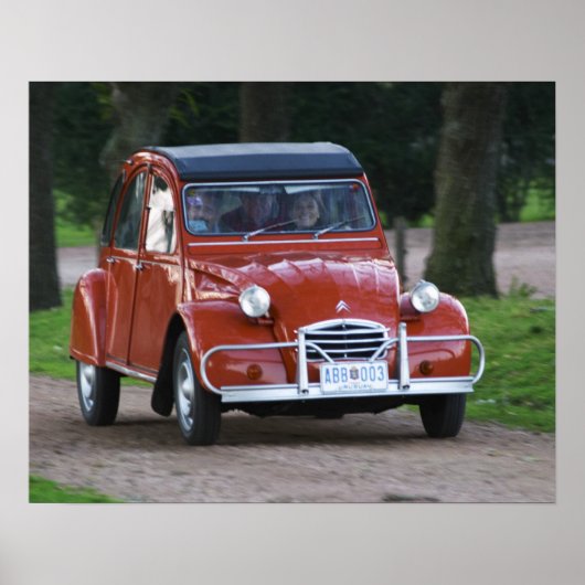 微笑む女性と古い赤いシトロエン2CV ポスター (正面)