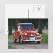 微笑む女性と古い赤いシトロエン2CV ポストカード (正面/裏面)