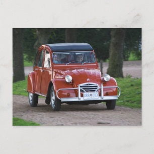 微笑む女性と古い赤いシトロエン2CV ポストカード