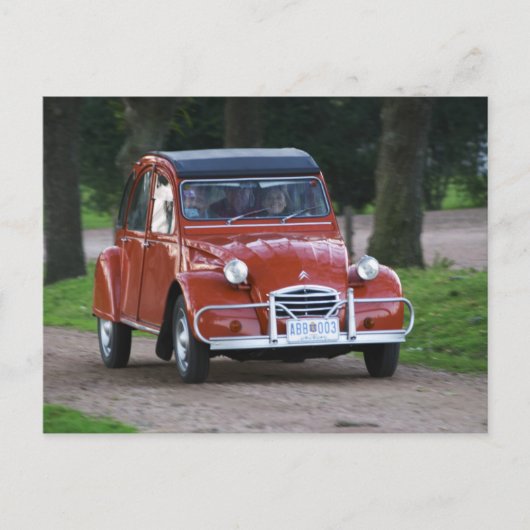 微笑む女性と古い赤いシトロエン2CV ポストカード (正面)