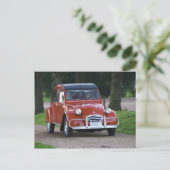微笑む女性と古い赤いシトロエン2CV ポストカード (スタンド正面)