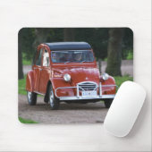 微笑む女性と古い赤いシトロエン2CV マウスパッド (マウス)