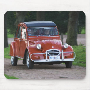 微笑む女性と古い赤いシトロエン2CV マウスパッド