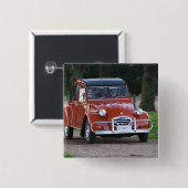 微笑む女性と古い赤いシトロエン2CV 缶バッジ (正面&裏面)