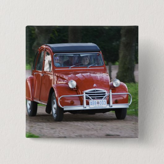 微笑む女性と古い赤いシトロエン2CV 缶バッジ (正面)