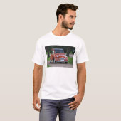 微笑む女性と古い赤いシトロエン2CV Tシャツ (正面フル)