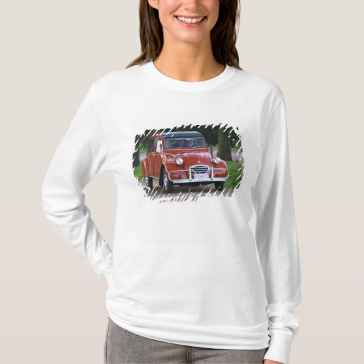 微笑む女性と古い赤いシトロエン2CV Tシャツ (正面)