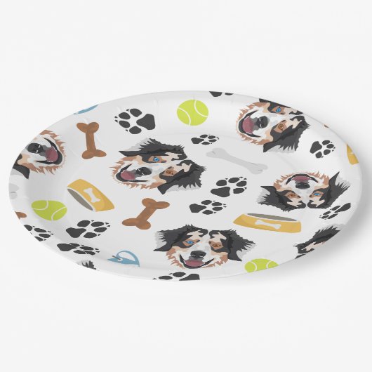 微笑犬のオーストラリア人の羊飼い ペーパープレート (アングル)