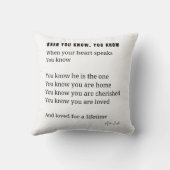 心が知っている時、心は愛の詩を語る クッション (裏面)