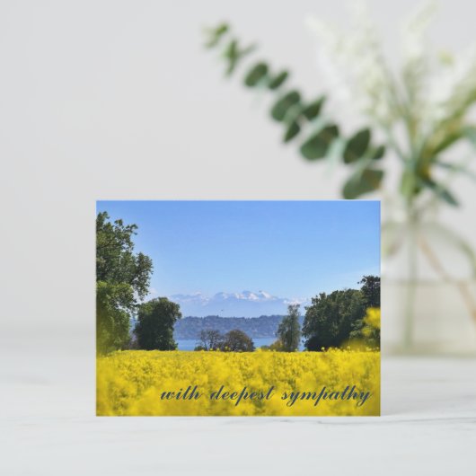 心に響く黄色の花の草原の丘と湖の共感 ポストカード (スタンド正面)