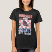 心のこもったナース引用文- Science & Soul of Nursing Tシャツ (正面)