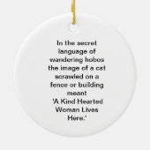 「心の優しい女性がここに住む」休日オーナメント セラミックオーナメント (裏面)