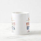 心はまだ聖書を信じている励まし コーヒーマグカップ (中央)