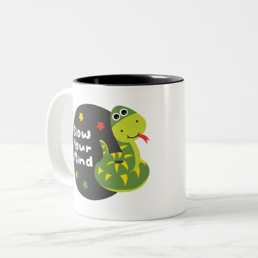 心を緩めるかわいいおもしろいグリーンスネーク ツートーンマグカップ (正面左)