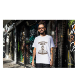 心を育てる • 古書と花のイラスト Tシャツ