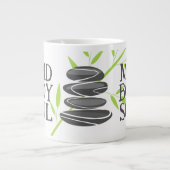 心体魂の禅のスピリット小石と竹 ジャンボコーヒーマグカップ (正面)