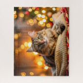 心地よいクリスマスのブランケットを着た可愛い猫 ジグソーパズル (縦)