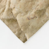 心地よい花いっぱいの庭のかわいいショウガ猫の子ネコ- フリースブランケット (角)