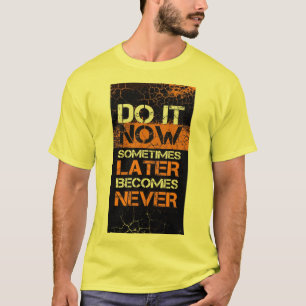 心地よい&モチベーションTee:ステイ・ドリブン引用文シャツ» Tシャツ