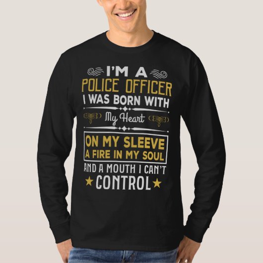 心臓と共に生まれた警察官 かわいいポリス Tシャツ (正面)