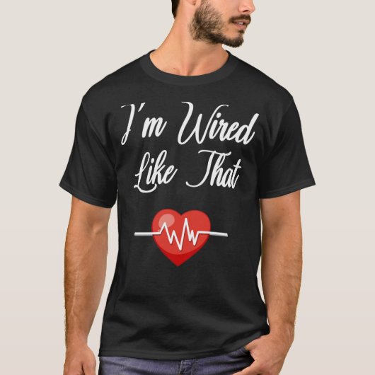 心臓ペースメーカーのICD手術のように配線されている Tシャツ (正面)