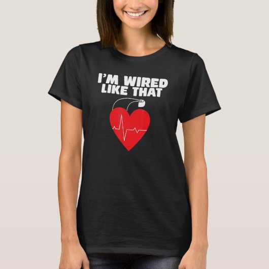 心臓ペースメーカーのICD手術のように配線されている Tシャツ (正面)