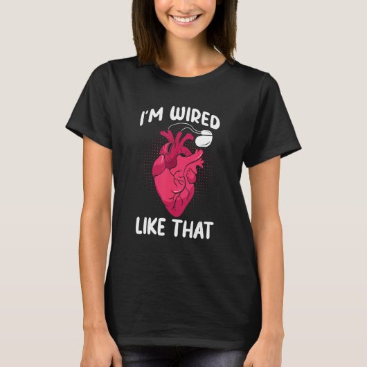 心臓ペースメーカーのICD手術のように配線されている Tシャツ (正面)