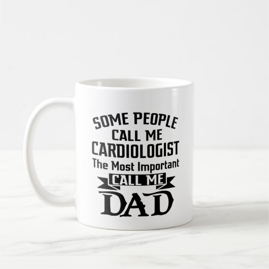 心臓専門医のパパを呼ぶ コーヒーマグカップ (左)