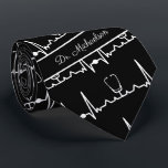 心臓専門医の心電図名医 ネクタイ<br><div class="desc">このデザインは素晴らし、心臓専門医、医師、ナース、医師、および他の多くの医療従事者のためのものである。聴診器の心電図は黒い背景の上に位置し、ネクタイの下にはネクタイを着用している人の名前を追加する宇宙がある。</div>