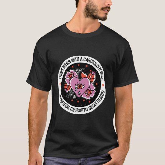 心臓病ナースは彼を壊す方法を正確に知っている Tシャツ (正面)