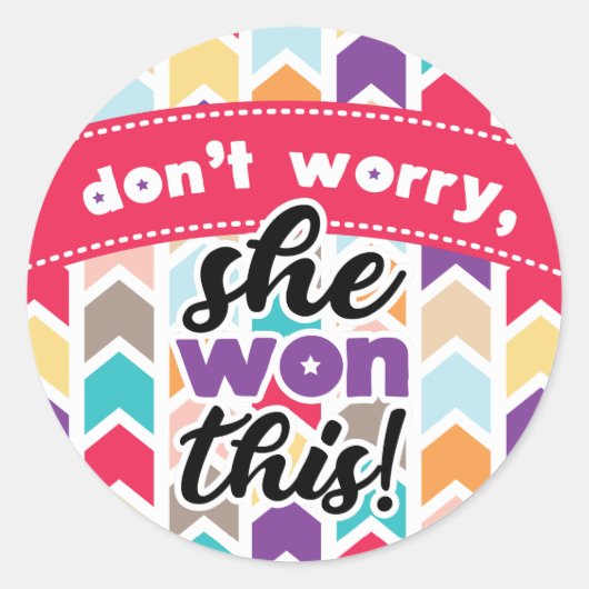 心配しないで、彼女はこのステッカーを獲得した ラウンドシール (正面)