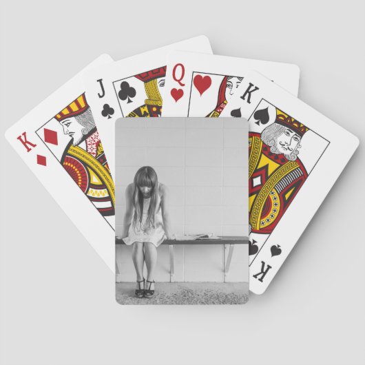 心配な女の子 トランプ (裏面)