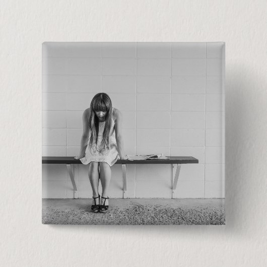 心配な女の子 缶バッジ (正面)