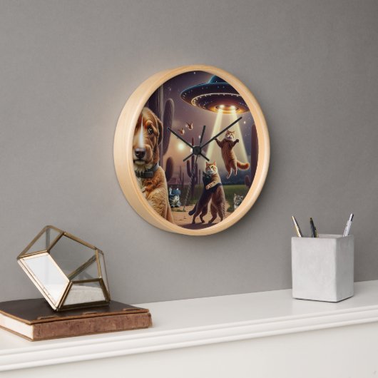 心配な犬をフォアグラウンドで連れ戻す猫UFO 壁時計 (オフィス)