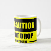 心配-注意と扱って下さい! マグを落とさないで下さい コーヒーマグカップ (正面右)