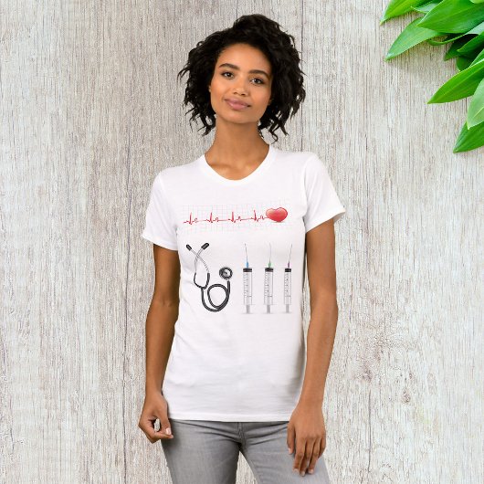 心電図モニターと聴診器と注射器 Tシャツ