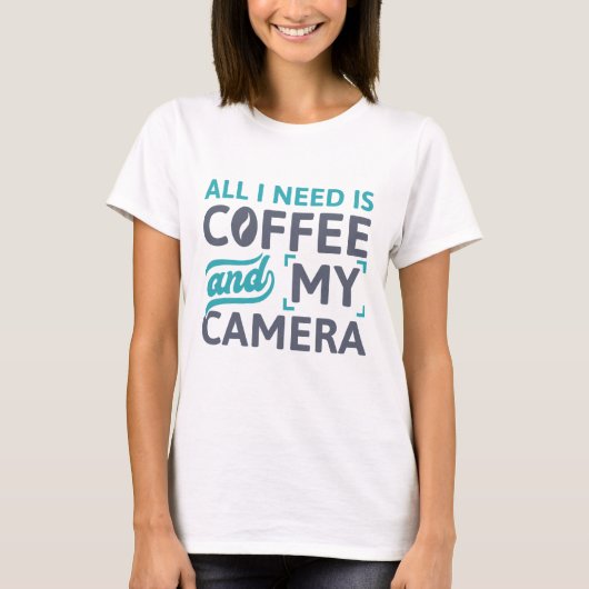 必要なのはコーヒーとカメラだけだ Tシャツ (正面)