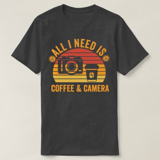 必要なのはコーヒーとカメラだけだ Tシャツ (デザイン正面)