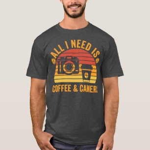 必要なのはコーヒーとカメラだけだ Tシャツ