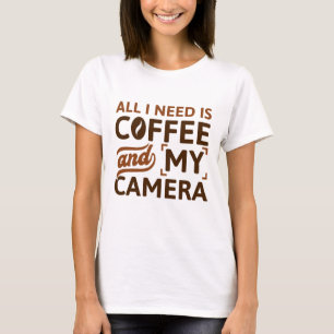 必要なのはコーヒーとカメラだけだ Tシャツ