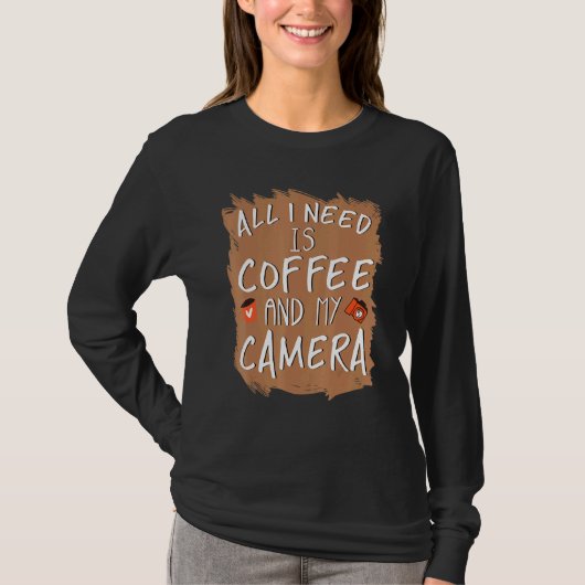 必要なのはコーヒーとカメラだけだ Tシャツ (正面)