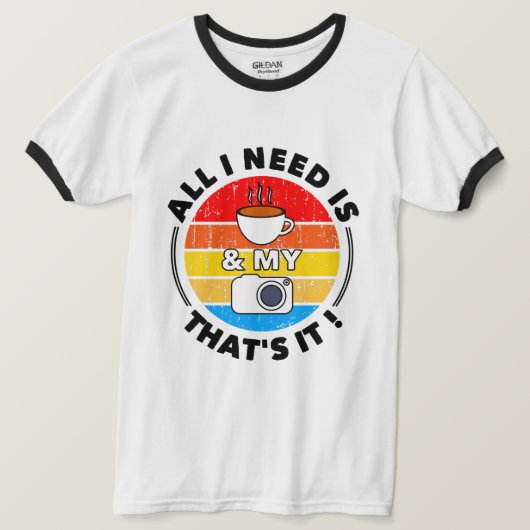必要なのはコーヒー&マイカメラ |おもしろい引用文 Tシャツ (デザイン正面)