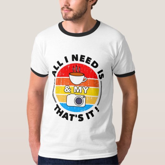 必要なのはコーヒー&マイカメラ |おもしろい引用文 Tシャツ (正面)