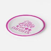 必要なのは愛とカップケーキ引用文ネオンピンク ペーパープレート (アングル)